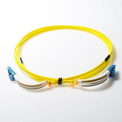 La correction duplex de fibre multimode de Sc UPC attachent la couleur jaune botte d'angle de 90 degrés