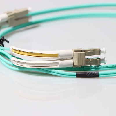 Câble adapté aux besoins du client de corde de correction de fibre de Sc LC de 1m avec la botte d'angle de 90 degrés